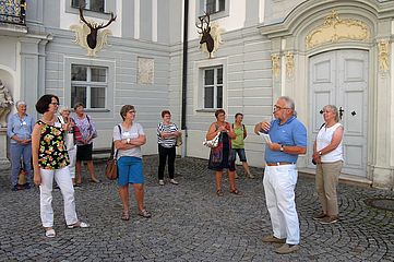 Michael Sanetra (rechts) vom Sankt Michaelsbund bietet den Teilnehmern stets eine Führung durch Schloss Hirschberg an.