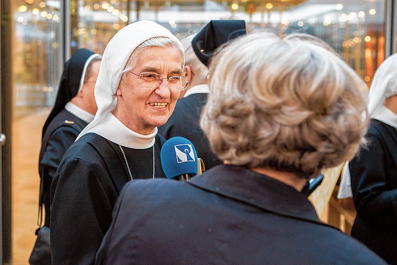 Schwester Theodolinde Mehltretter am Mikrofon des Sankt Michaelsbunds