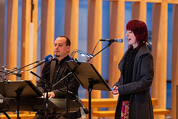 Sängerin Monika Drasch und Bariton Martin Danes beim Passions-Mitsingkonzert in Herz Jesu München