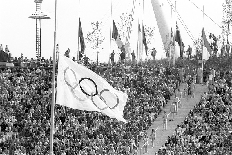 Olympiafahne im Münchner Olympiastadion weht nach dem Attentat vom 5. September 1972 auf Halbmast.
