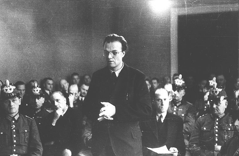 Pater Alfred Delp vor dem Volksgerichtshof 1945 in Berlin.