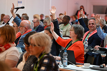 Mitglieder stimmen per Handzeichen ab, während der Vollversammlung des Zentralkomitees der deutschen Katholiken