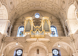 Blick auf die Orgel in Sankt Michael München