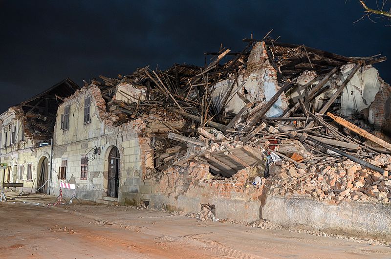 Ein zerstörtes Haus in Petrinja in Kroatien. 