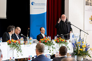 Kardinal Reinhard Marx am Rednerpult, neben ihm von links nach rechts Dr. Thomas Rothballer, Armin Schalk und Generalvikar Christoph Klingan