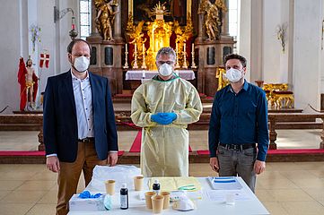 Die Einsatzgruppe zu sehen mit Mundschutz in der Heilig-Geist-Kirche München