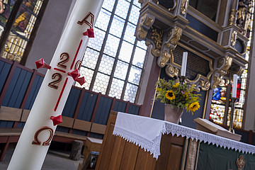 Osterkerze in Kirchenraum