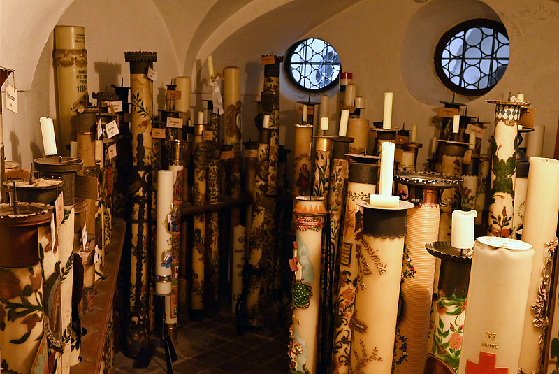 Kerzen in verschiedener Größe in der Kerzenkammer des Klosters Andechs