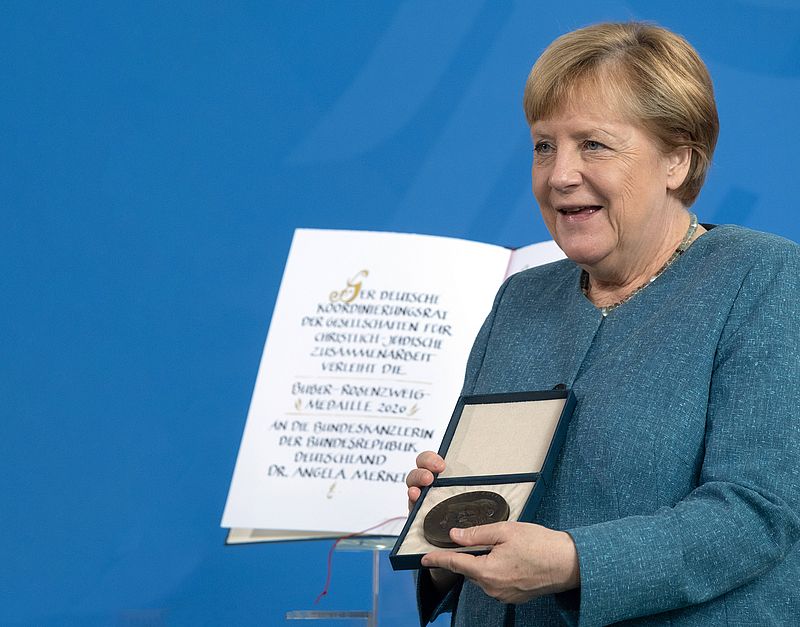 Bundeskanzlerin Angela Merkel mit der Buber-Rosenzweig-Medaille 