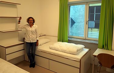 Patricia Szeiler präsentiert ein Zimmer im umgebauten Mädchenwohnheim.