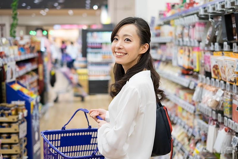 Lächelnde Frau im Supermarkt