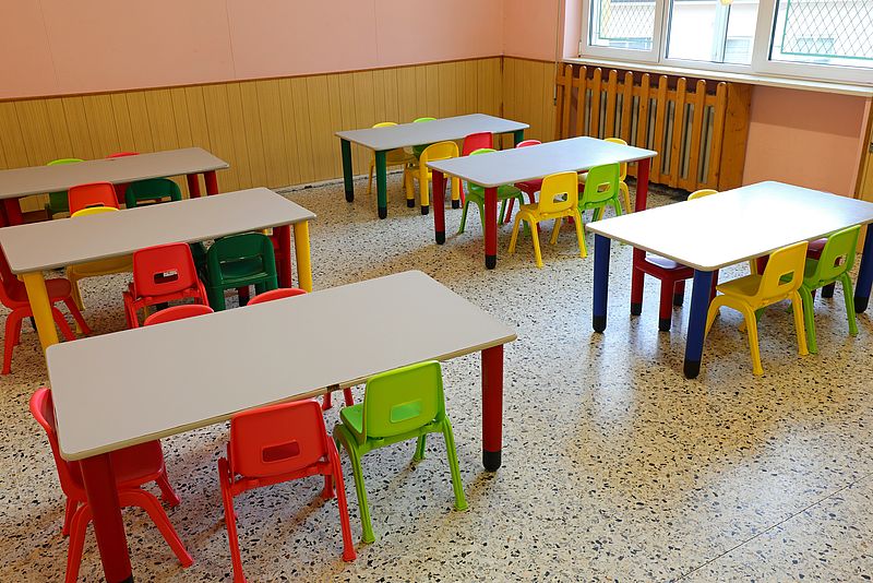 Leere Kindergartenstühle