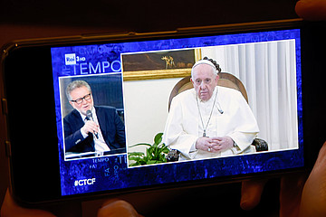 Talksendung mit Papst auf Smartphone