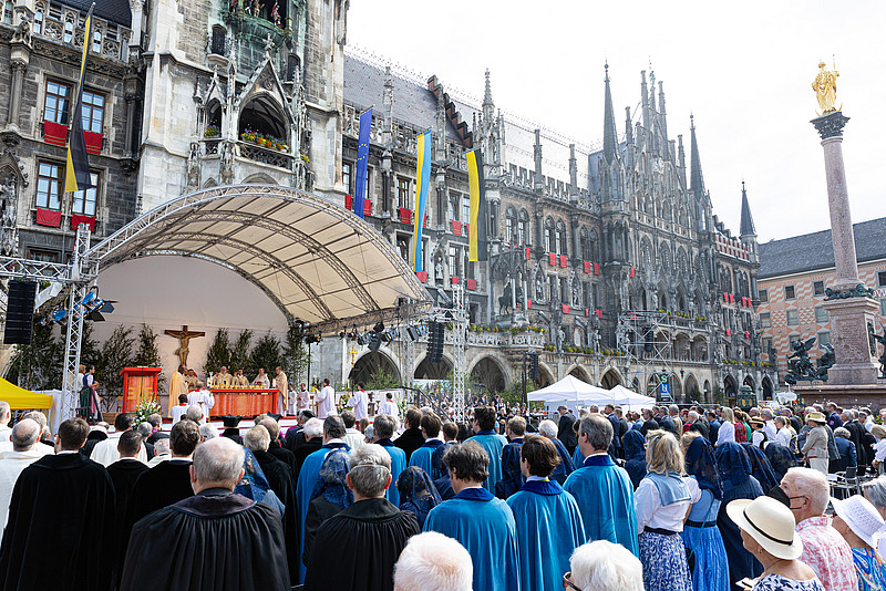 Viele Menschen stehen vor einer Bühne auf  dem Münchner Marienplatz
