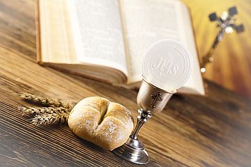 Jesus Christus selbst ist real gegenwärtig in Brot und Wein.