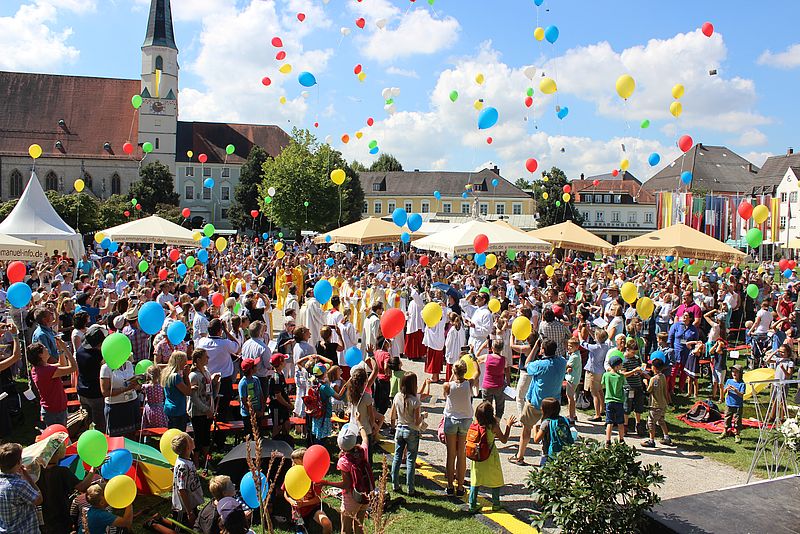Bei der Abschlussmesse auf dem Altöttinger Kapellplatz stiegen 500 Luftballons in die Luft.