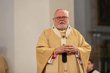 Kardinal Reinhard Marx ist im Profil zu sehen. Er hat einen kurzen weißen Bart und trägt eine Brille. 