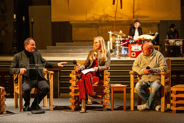 Caro Matzko auf der Bühne umrahmt von Pfarrer Schießler und Stephan Alof