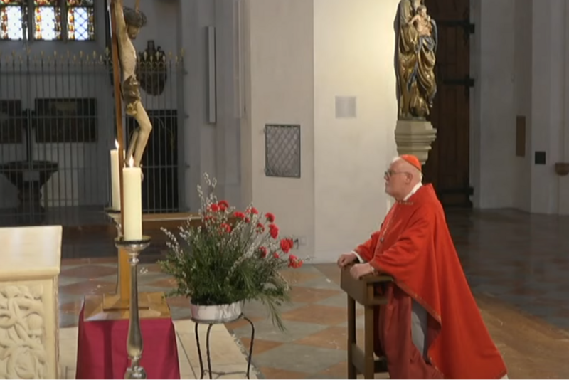 Kardinal Marx kniet vor dem Kreuz im Münchner Liebfrauendom