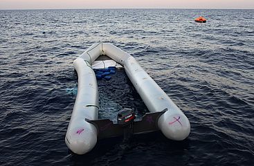 Archivbild: Havariertes Flüchtlingsboot im Mittelmeer vor der libyschen Küste 