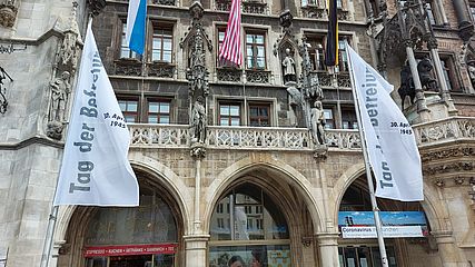 Weiße Fahnen vor dem Münchner Rathaus.