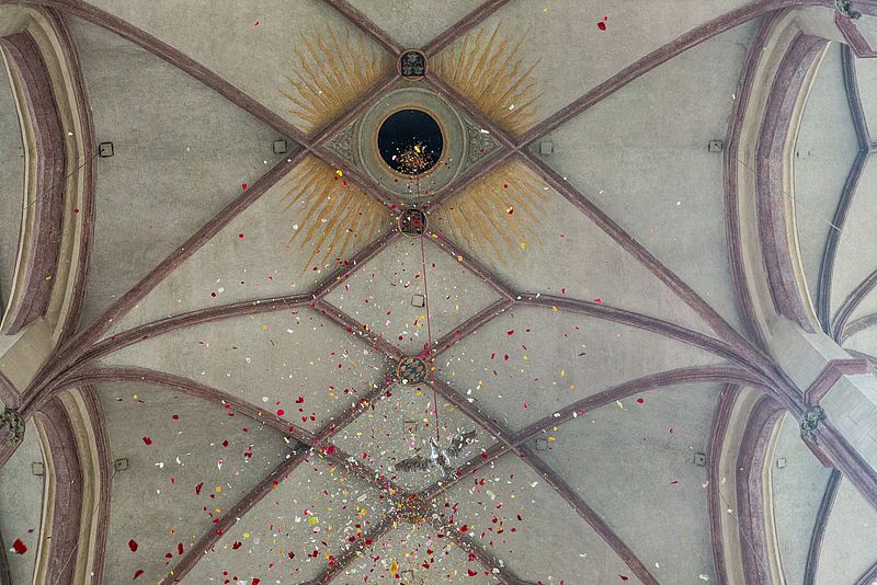 Am Pfingstsonntag regnet es Rosenblätter in der Kirche St. Martin in Landshut. (Archivbild 2018)