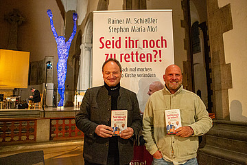 Pfarrer Schießler (links) und Kirchenpfleger Alof mit ihrem Buch