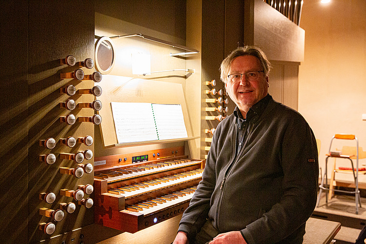 Kirchenmusiker Bernhard Hofmann an der Orgel in St. Martin