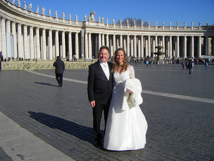 Paar im Hochzeitsoutfit auf dem Petersplatz in Rom