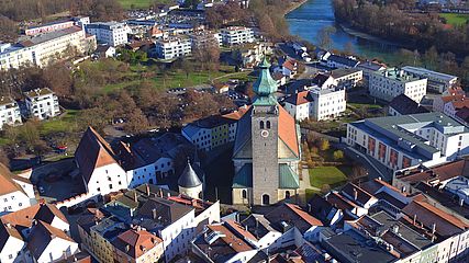Die Altstadt von Mühldorf am Inn mit der Nikolauskirche und ihrem markanten Kirchturm. 