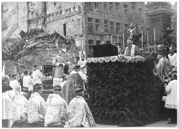 Im Herbst 1955 feierte Erzbischof Kardinal Faulhaber einen Gottesdienst anlässlich der Wiederaufstellung der Madonna auf die Säule.