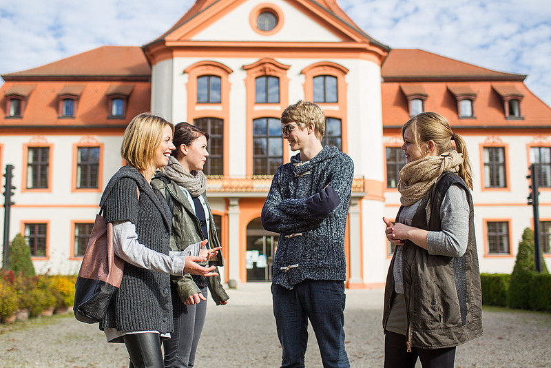 Studierende vor Gebäude der KU Echstätt-Ingolstadt 
