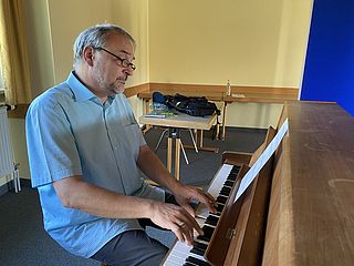 Norbert Becker am Klavier