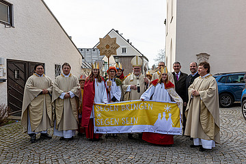 Kardinal Reinhard Marx mit Sternsingern