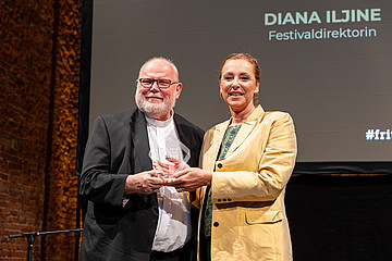 In Abwesenheit von Regisseurin Malou Reymann überreichte Kardinal Reinhard Marx den Fritz-Gerlich-Preis an Diana Iljine, Festivalleiterin des Filmfests München.