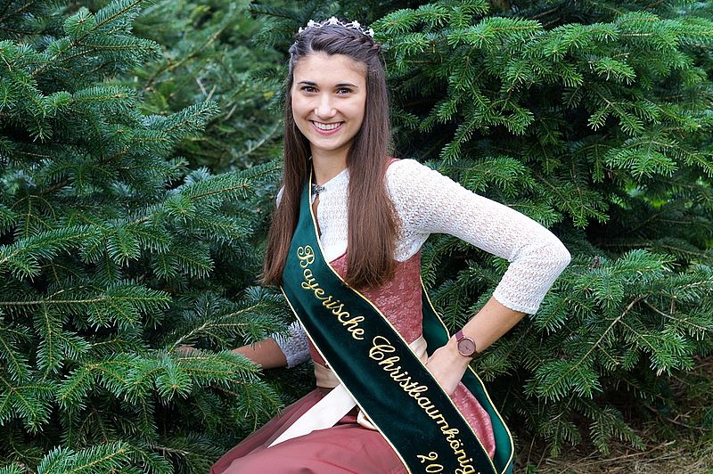 Andrea Meier stammt selbst aus einem Christbaumbetrieb und ist seit 2019 die offizielle Bayerische Christbaumkönigin.