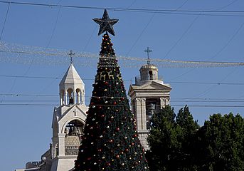 Ein geschmückter Christbaum vor der Geburtskirche in Betlehem