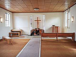 Blick in den Innenraum bis vor den Altar der ehemaligen evangelisch-methodistischen Pauluskirche in Albstadt vor der Renovierung.