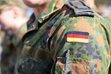 Soldatenuniform mit aufgenähter Deutschlandfahne am Arm