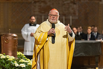 Kardinal Marx mit einem Mikrofon in der Hand