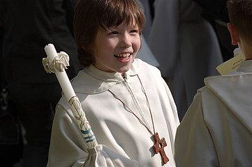 Junge bei seiner Erstkommunion