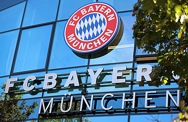 Schriftzug, Logo des FC Bayern München an der Säbenerstrasse in München