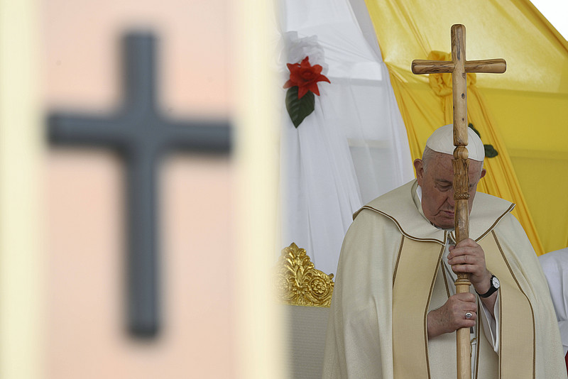 papst hält Kreuz