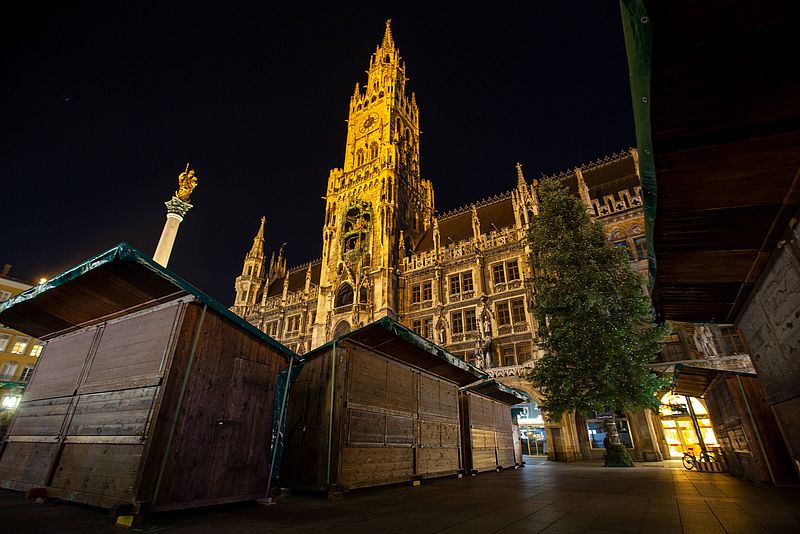 Verschlossene Stände am Münchner Marienplatz bei Nacht