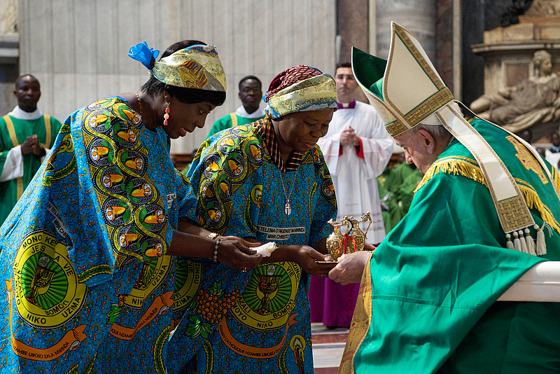Papst Franziskus und Mitglieder der kongolesischen Gemeinde Rom in traditioneller Kleidung bei einer Messe nach zairischem Messritus am 3. Juli 2022 im Petersdom