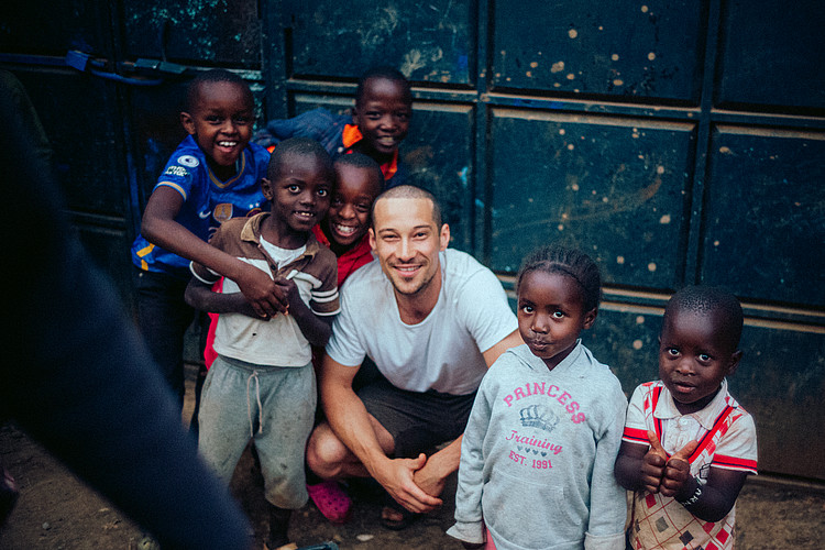 Klaus Steinbacher mit Kindern in Nairobi