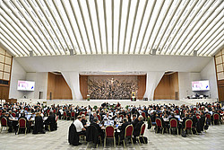 Blick in den Saal der Vatikanischen Audienzhalle, wo die Synodalen in kleinen Gruppen über Frauen, Klerikalismus und Gleichberechtigung diskutierten. 