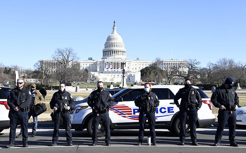 Polizei vor dem US Kapitol