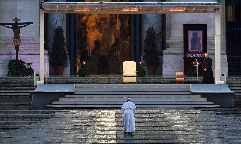 Papst Franziskus im Regen auf dem Petersplatz