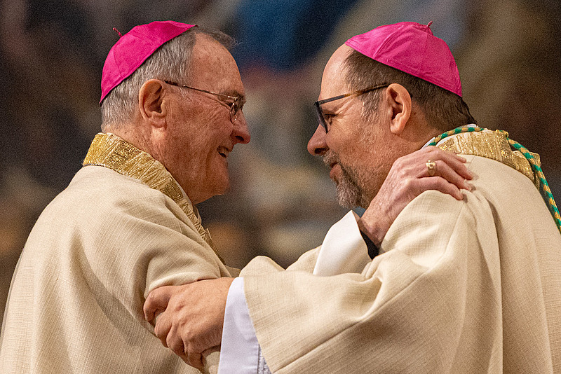 Weibischof Haßlberger und Weibischof Bischof umarmen sich
